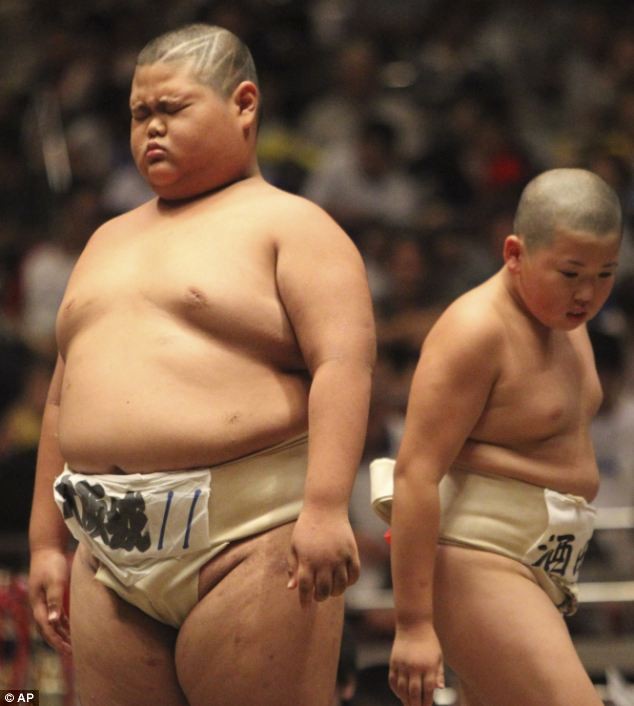 Gương mặt đầy biểu cảm của một vận động viên sumo nhí sau một hiệp đấu.