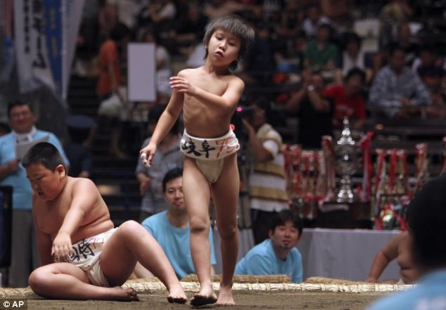 Cậu bé Hayato Matsunaga vừa đánh bại được đối thủ lớn hơn mình khá nhiều.