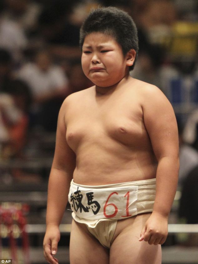 Cậu bé Kaito Igarashi mếu máo sau khi thất bại trước đối thủ.