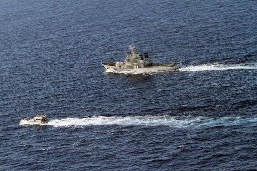 Ảnh chụp ngày 4/7 cho thấy một tàu cá Đài Loan (trái) đang bị tàu của Lực lượng Cảnh sát biển Nhật Bản đuổi theo gần quần đảo tranh chấp.