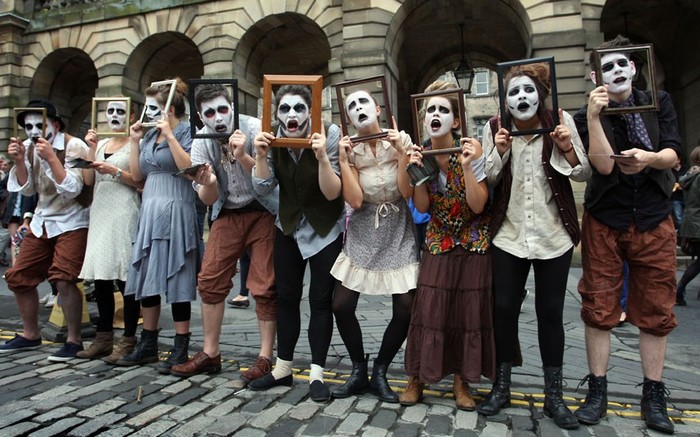 Trên những đường phố Edinburgh không thiếu những màn trình diễn kỳ quái như thế này. Đây cũng là dịp các du khách đổ xô về thủ đô Scotland để hòa mình vào cảm giác sợ hãi nhưng không kém phần vui nhộn, hài hước.