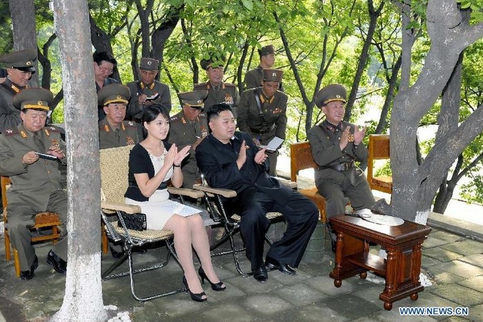 Truyền hình trung ương Triều Tiên ngày 7/8 đưa tin, nhà lãnh đạo Kim Jong-un đã thăm 2 đơn vị quân đội, trong lúc Hàn Quốc đang chuẩn bị tập trận quân sự chung với Mỹ. Ông và phu nhân đã cùng xem một màn biểu diễn âm nhạc của đơn vị cơ sở thuộc đoàn 552.