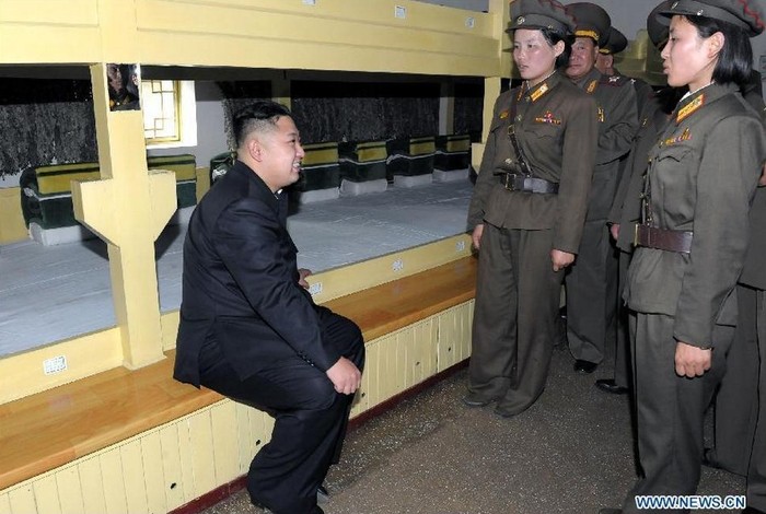 Nhà lãnh đạo Kim Jong-un trò chuyện với các binh sĩ trong khu doanh trại. KCNA còn cho biết, ông đã tặng quà cho đơn vị quân đội là "một đôi ống nhòm và súng trường tự động...thể hiện sự kỳ vọng và niềm tin rằng họ sẽ bảo vệ vững chắc đất nước."