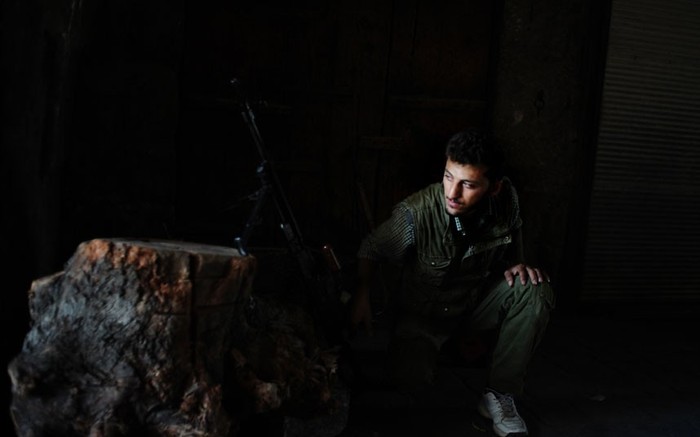 Một tay súng lực lượng Quân đội Syria Tự do nhìn về thành Aleppo
