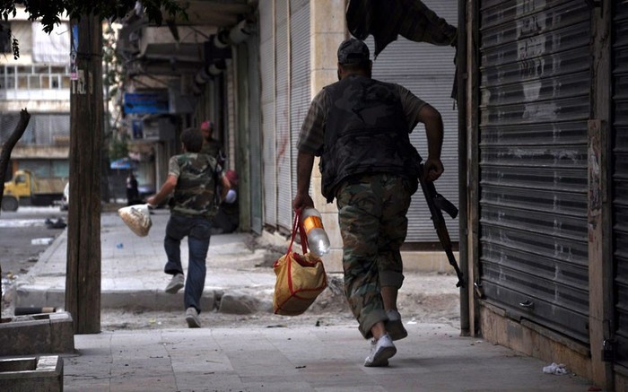 Các chiến binh mang theo thức ăn chạy trên đường phố Salaheddin.