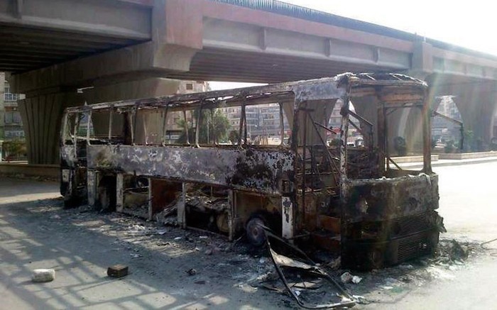 Chiếc xe bus bị cháy trơ khung.