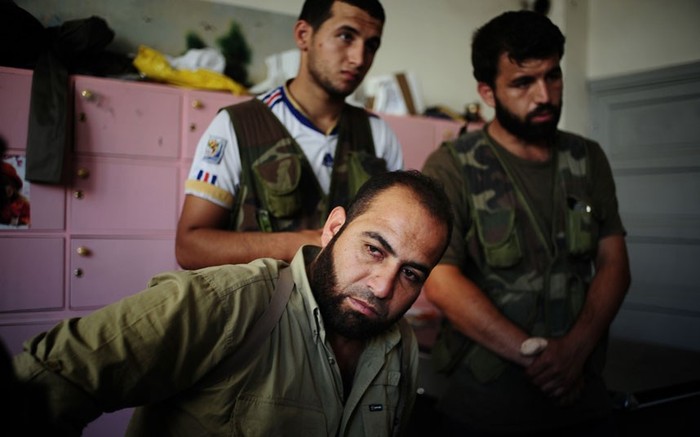 Muhammed Hamadi, chỉ huy của Quân đội Syria tự do với vẻ mặt căng thẳng.