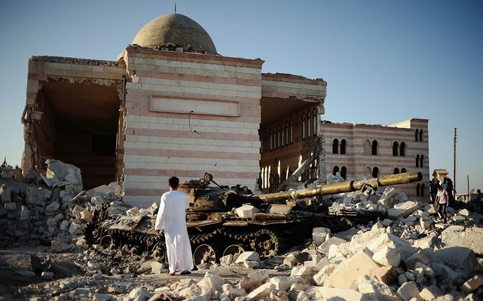 Một nhà thờ Hồi giáo bị phá hủy ở Azaz. Thị trấn đã được đặt biệt danh là nghĩa trang của xe tăng.