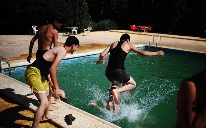 Các thanh niên Syria tìm cách trốn cái nắng nóng của mùa hè ở Mari.
