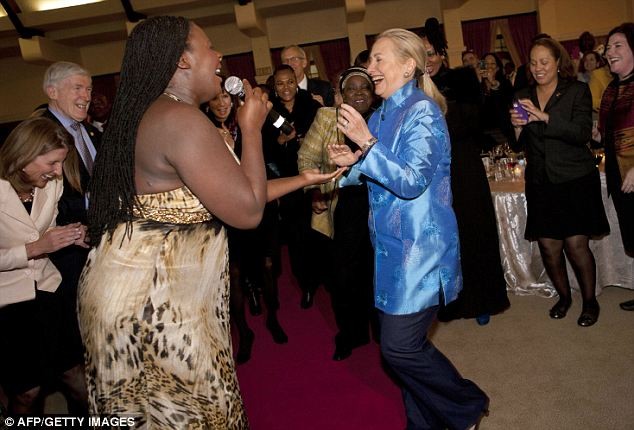 Trong bữa ăn tối ở Nam Phi, bà Clinton đã thoải mái nhảy theo nhạc.