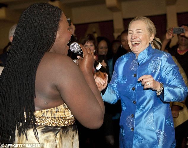 Ca sĩ nhạc jazz người Nam Phi Judith Sephuma (trái) kéo bà Clinton vào trung tâm sân khấu.