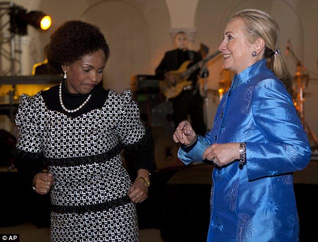 Bà Clinton hết mình trong cuộc vui với người đồng cấp Nam Phi Maite Nkoanna-Mashabane.