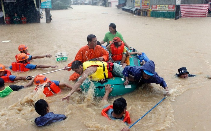 Cơn bão Saola cuối tuần qua đã tấn công vào thủ đô Manila và nhiều vùng khác, khiến tổng số người thiệt mạng ít nhất là 53 người.