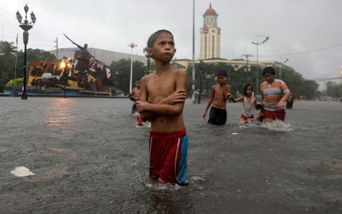Trẻ em Philippines đang đối mặt với những nguy hiểm luôn rình rập xung quanh do bão lũ.