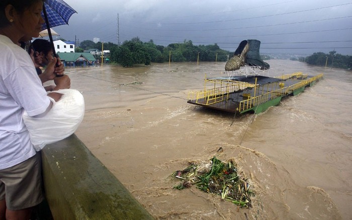 Mực nước trên dòng sông ở Marikina dâng cao.