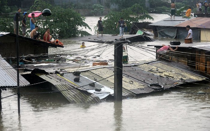 Ông Benito Ramos, người đứng đầu Cơ quan ứng phó thiên tai của chính phủ cho biết: "Thủ đô giống như một biển nước." Những cơn mưa đã làm ngập 50% diện tích thủ đô Manila vào tối thứ hai. Ông đã kêu gọi các cư dân trong khu vực dễ bị sạt lở đất và lũ lụt đi sơ tán.