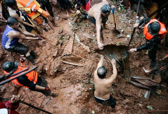 Ở ngoại ô Manila, sạt lở đất đã xảy ra dưới một ngọn đồi, chôn vùi 9 người, trong đó có 4 trẻ em. Quân đội và cảnh sát đang không ngừng tìm kiếm thi thể các nạn nhân.