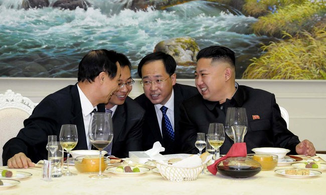 Nhà lãnh đạo Bắc Triều Tiên Kim Jong-un trong buổi tiệc chiêu đãi Trưởng ban Đối ngoại trung ương ĐCS Trung Quốc, ông Vương Gia Thụy vừa công du Bình Nhưỡng
