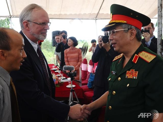 Thứ trưởng Bộ Quốc phòng Nguyễn Chí Vịnh bắt tay Đại sứ Mỹ tại Việt Nam David Shear