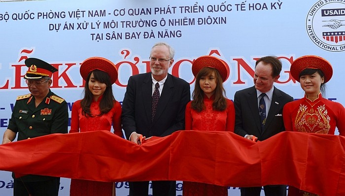 Thứ trưởng Bộ Quốc phòng Nguyễn Chí Vịnh , Đại sứ Mỹ tại Việt Nam David Shear và Giám đốc Cơ quan Phát triển Hoa Kỳ (USAID) tại Việt Nam, ông Francis A.Donovan cắt băng trong lễ khởi công dự án tẩy độc dioxin tại sân bay Đà Nẵng.