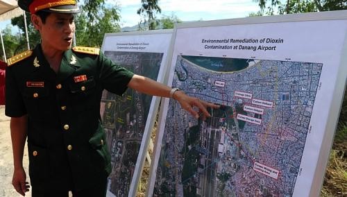 Thượng tá Trần Thành Công chỉ các điểm bị nhiễm dioxin trên bản đồ.
