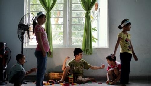 Các phóng viên nước ngoài đã tới thăm những đứa trẻ sinh ra bị khuyết tật về thể chất và tinh thần ở trung tâm phục hồi chức năng tại Đà Nẵng, ngày 8/8.