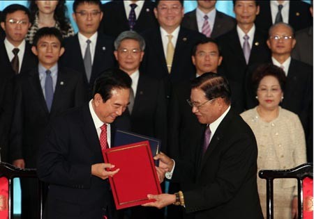 Ông Trần Vân Lâm (trái) và ông Chiang Pin-kung trong cuộc họp giữa hai bờ eo biển Đài Loan.
