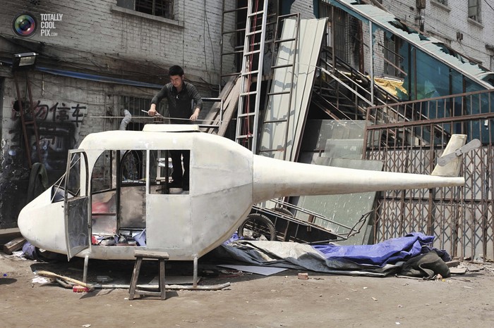 Cao Hàn Kiệt đang lắp cánh quạt máy bay trực thăng tự chế của mình tại Thẩm Dương, tỉnh Liêu Ninh. Là một người thiết kế đồ họa và đam mê trực thăng, với sự giúp đỡ từ bạn bè mình, Cao Hàn Kiệt đã dành hơn một tháng để chế tạo chiếc trực thăng dài 6m và nặng 350kg.