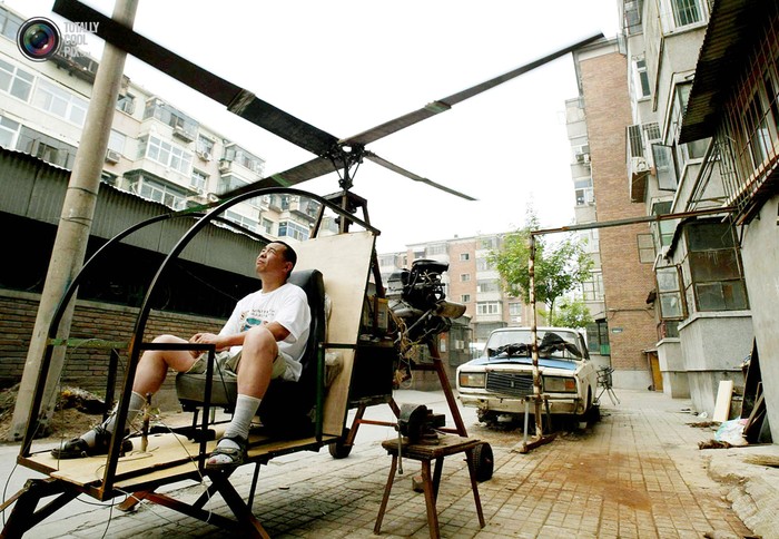 Một người dân Bắc Kinh đang kiểm tra chiếc trực thăng tự chế của mình.