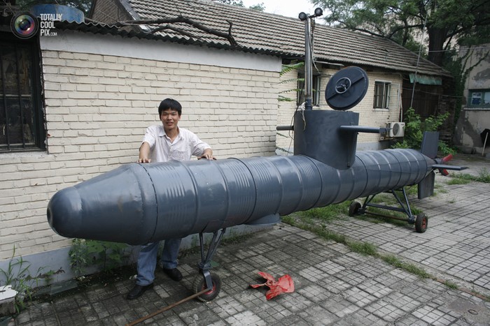 Đào Tường Lịch và chiếc tàu ngầm tự tạo từ ống dầu cũ, động cơ điện và hai cánh quạt,...