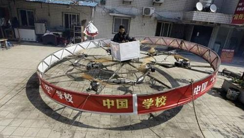 Thư Mãn Thắng ở thành phố Vũ Hán đã thành công trong việc làm ra một chiếc đĩa bay tự chế. Phát minh này có đường kính 4m được truyền lực từ 8 động cơ. Chiếc đĩa bay có thể lên cao 2m so với mặt đất trong vòng 30 giây và có chi phi hơn 30.000 Nhân dân tệ (3.000 USD).