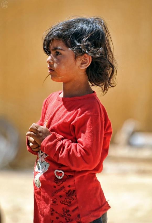 Trẻ em tị nạn Syria dưới cái nắng nóng chói chang của vùng sa mạc.