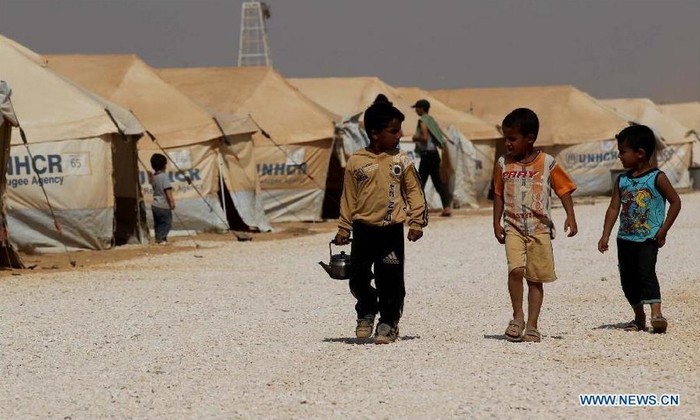Nắng nóng và bão cát sa mạc là những thách thức không nhỏ đối với những người tị nạn Syria.