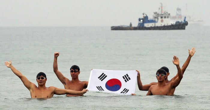 Đội bơi do ca sĩ Kim Jang-Hoon dẫn đầu đã lên kế hoạch hoàn tất quá trình này vào ngày Giải phóng vào thứ Tư tuần này, kỷ niệm ngày chấm dứt ách thống trị của chế độ thực dân Nhật Bản trong 35 năm tại Hàn Quốc vào năm 1945.