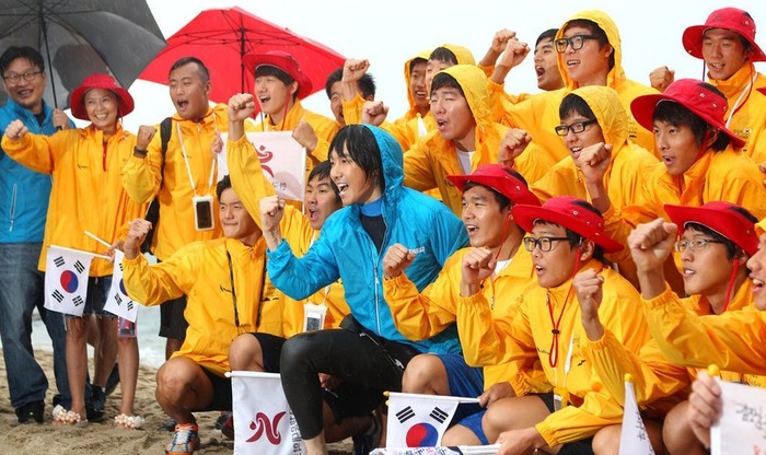 Theo hãng thông tấn Yonhap, Kim đã bắt đầu bơi ngoài khơi biển Uljin cùng với khoảng 40 sinh viên đại học và hàng chục người khác. Các sinh viên đều là thành viên của một câu lạc bộ bơi lội tại Đại học Thể thao Quốc gia Hàn Quốc, sẽ tham gia bơi tiếp sức kéo dài 55 giờ do Kim dẫn đầu.