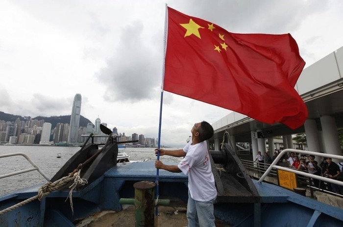 Nhóm người Hồng Kông chuẩn bị ra đảo phất cờ, hô khẩu hiệu nhằm thu hút sự chú ý của du khách
