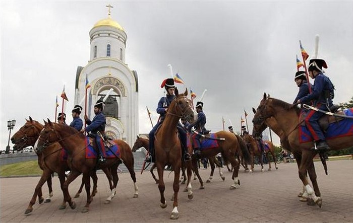 Hai mươi ba người Cô dắc sẽ diễu hành hồi tưởng như đoàn quân của Nga tiến về Paris từ năm 1812 và 1814, đi qua Belarus, Ba Lan, Lithuania, Đức và Pháp, trong một phần màn lễ hội kỷ niệm.