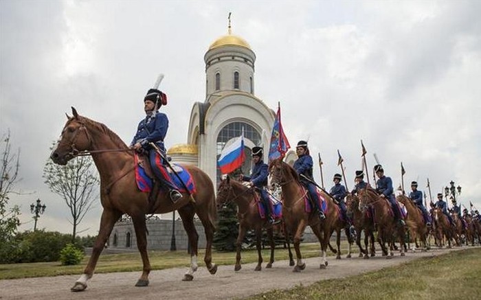 Bắt đầu từ công viên tưởng niệm Poklonnaya Gora ở phía tây Moscow, đoàn dự kiến sẽ kết thúc vào ngày 19 tháng 10 tại Fontainebleau nơi vị hoàng đế Pháp ký tên thoại vị vào năm 1814.