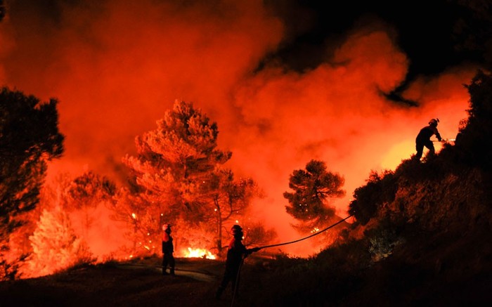 Nhân viên cứu hỏa cố gắng dập tắt một đám cháy rừng ở Torre de Macanes, gần thành phố Alicante, phía đông Tây Ban Nha