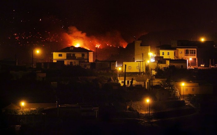 1/4 dân số và khoảng 11% diện tích đất của hòn đảo chìm trong biển lửa. Trên lục địa Tây Ban Nha, hàng chục ngàn mẫu rừng đã bị lửa thiêu trụi ở Valencia, Galicia và Catalunya. Hai người đã thiệt mạng trong đám cháy tại thành phố Alicante.