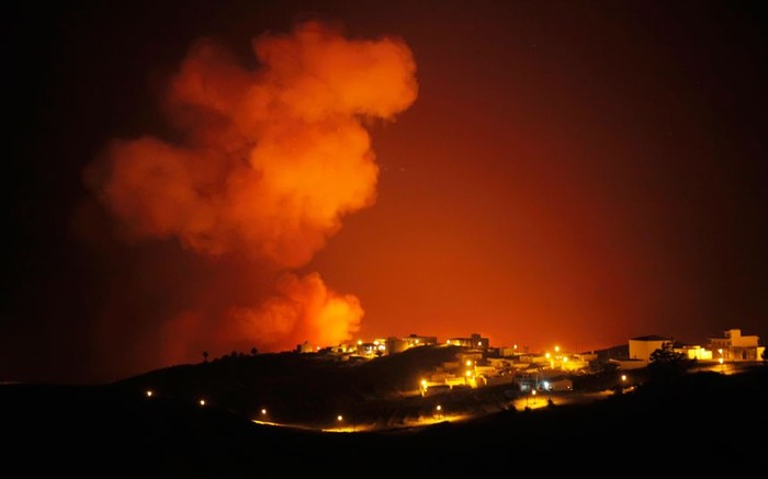Một đám cháy rừng gần thị trấn Valle Gran Rey ở thành phố La Gomera.