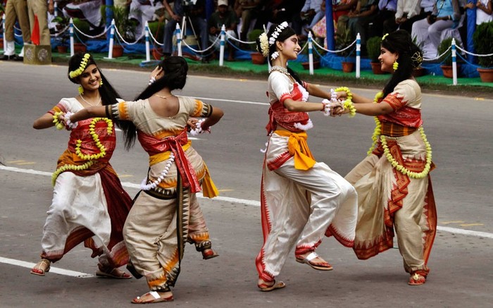Các học sinh biểu diễn ở Kolkata, thủ phủ của bang Tây Bengal.