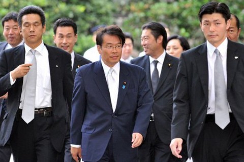 Chuyến đi của Bộ trưởng nội các Nhật Bản Jin Matsubara tới thăm đền Yasukuni đã khiến cả Trung Quốc và Hàn Quốc đều phản đối.