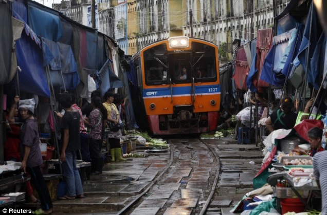 Mỗi một ngày, đoàn tàu đi qua khu chợ nằm ở trung tâm thị trấn Maeklong 8 lần.