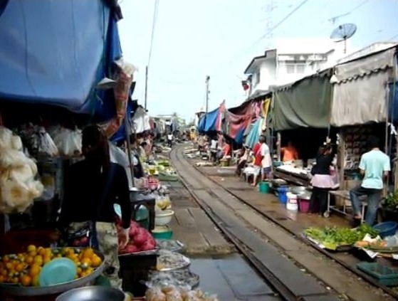 Khung cảnh chợ Maeklong khi tiếng còi của đoàn tàu xuất hiện từ xa. Mọi thứ bị "dẹp" sang 2 bên.