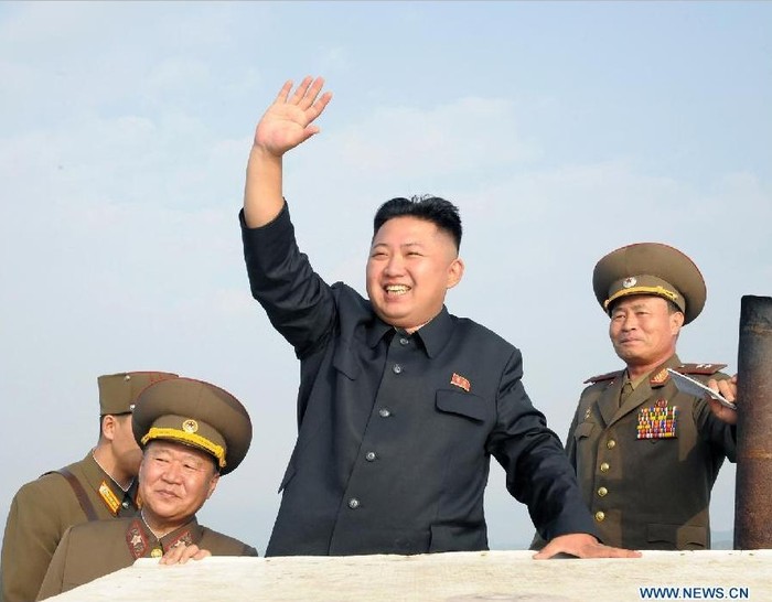 Trong suốt hành trình của mình, ông Kim Jong-un đã thể hiện hình ảnh một nhà lãnh đạo thân thiện, luôn tươi cười binh lính và người dân.