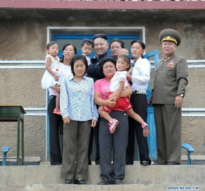 Ông Kim chụp ảnh lưu niệm cùng người dân.