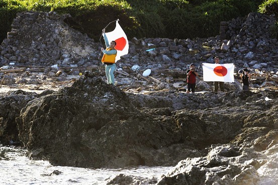 Và vẫy cao quốc kỳ Nhật Bản như một niềm tự hào và khẳng định chủ quyền với hòn đảo tranh chấp.