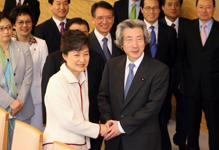 Bà Park Geun-hye với vai trò Chủ tịch đảng Đại quốc gia Hàn Quốc hội kiến Thủ tướng Nhật Bản Koizumi năm 2006 trong chuyến công du Nhật Bản