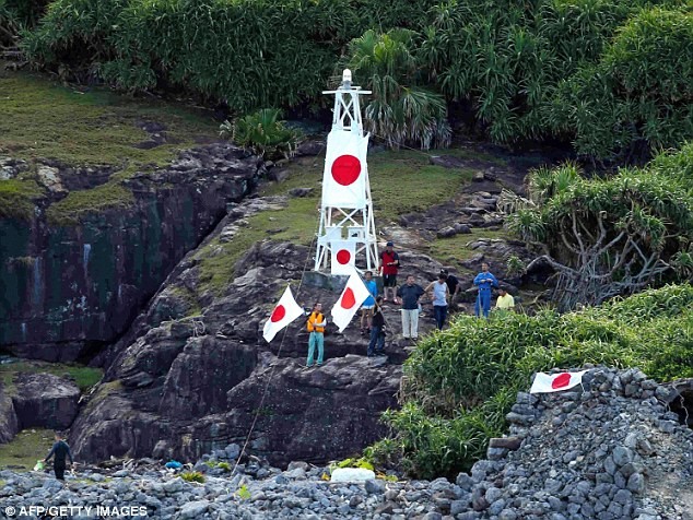 10 người đặt chân lên đảo Uotsuri thuộc quần đảo Senkaku ngày 19/8.